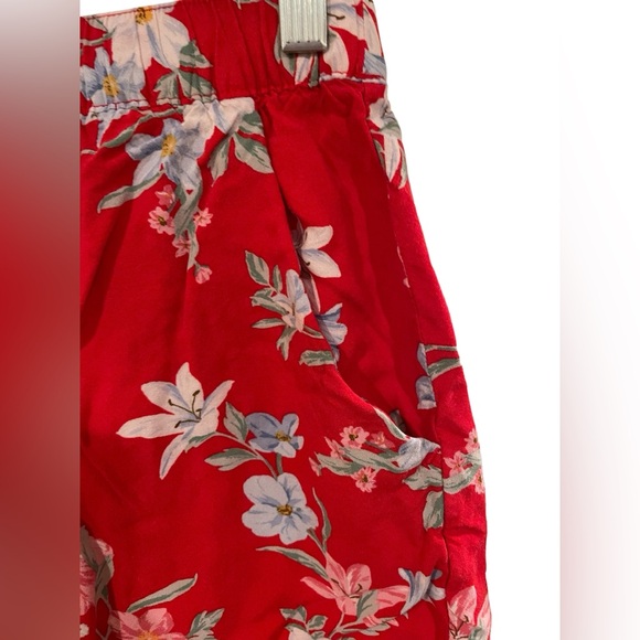 H&M Red Floral Elastic Shorts W/Pockets - Picture 3 of 3